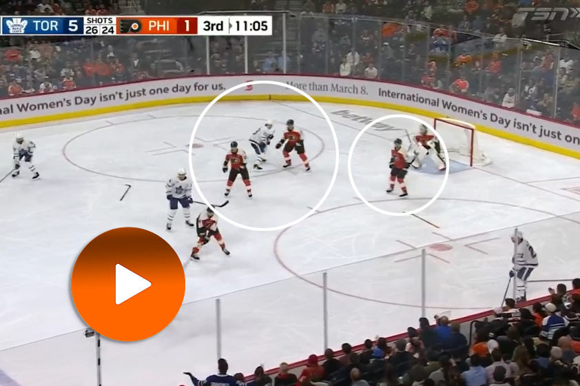 VIDEO: Traja hráči Philadelphie stratili v rovnakom momente hokejku. Inak ako gólom to nemohlo skončiť