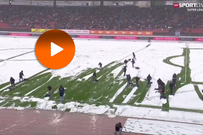 VIDEO: Futbalový zápas prerušila snehová prehánka. Skalní fanúšikovia sa postarali o parádne gesto
