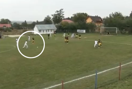 14-ročný chlapec hráva za mužov. Keď si pozriete jeho priamy kop, tak pochopíte prečo! (VIDEO)