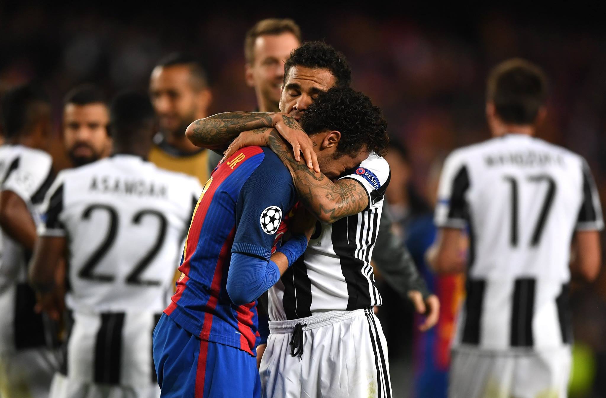 Dani Alves ukázal charakter: Po zápase utešoval plačúceho Neymara a pri spoločnej fotke Juventusu sa neradoval! (VIDEO)