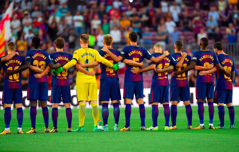 Minúta ticha na Nou Campe pre obete teroristického útoku. Messi a spol mali na drese namiesto mien iba názov Barcelona! (VIDEO)