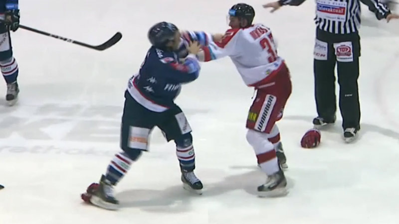 V zápase českej ligy sa pobili dvaja slovenskí reprezentanti. Pozrite si pästný súboj Mikúša so Slobodom! (VIDEO)