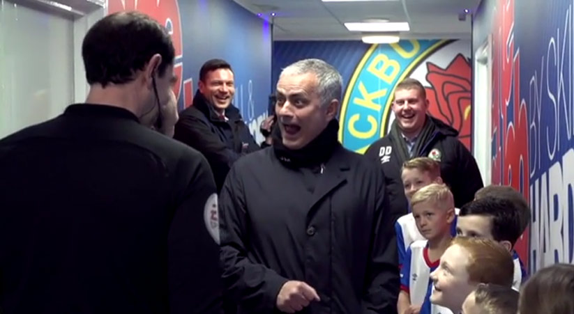 Jose Mourinho svedkom vyhrážok: Malý fanúšik Blackburnu zakázal rozhodcovi dávať karty domácim! (VIDEO)