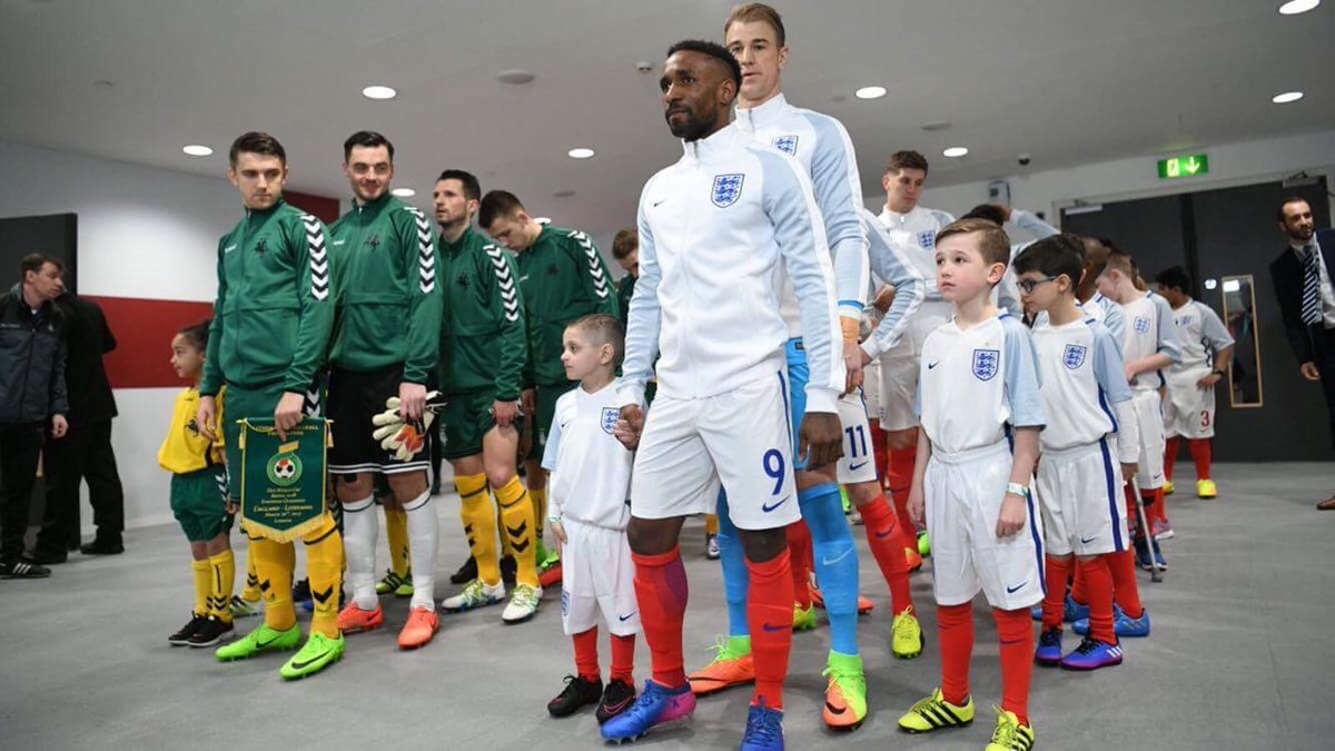 Krásne gesto pre chorého miláčika fanúšikov: Malý Bradley viedol Angličanov do dnešného zápasu s Litvou! (VIDEO)