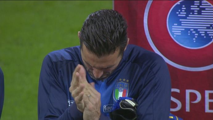 Talianski fanúšikovia pískali počas hymny Švédska. Borec Gigi Buffon sa na to nemohol pozerať a svojmu súperovi radšej začal tlieskať! (VIDEO)