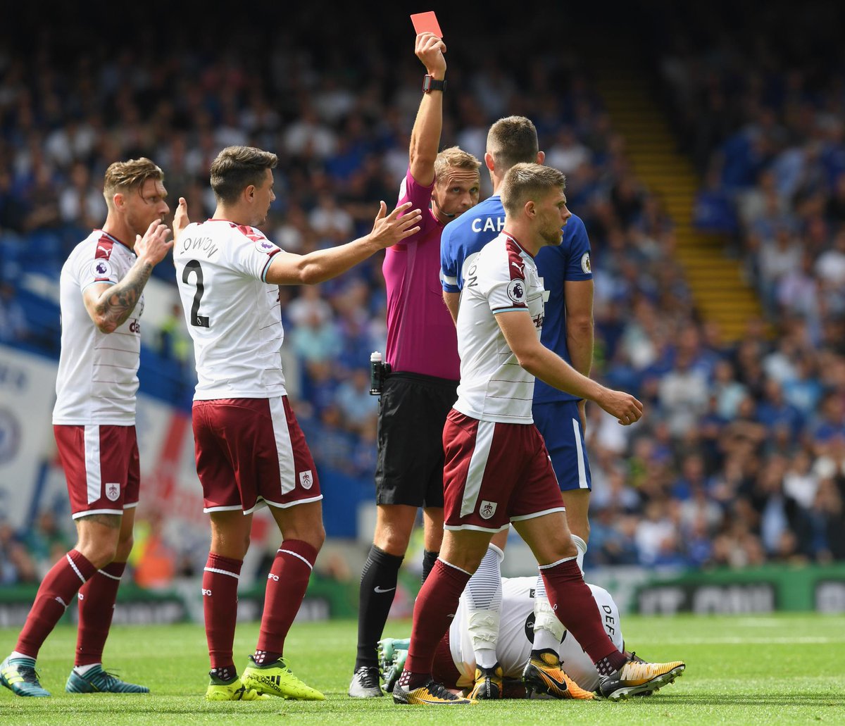 Cahill a Fabrregas dostali za šialené zákroky červené karty. Chelsea padla na úvod doma s Burnley! (VIDEO)