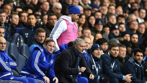 Diego Costa sa znovu neovládol! Mourinho ho nevystriedal a tak po ňom hodil rozlišovačku! (VIDEO)
