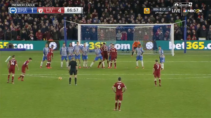 Coutinho a jeho fantastický gól z priameho kopu popod múr Brightonu! (VIDEO)