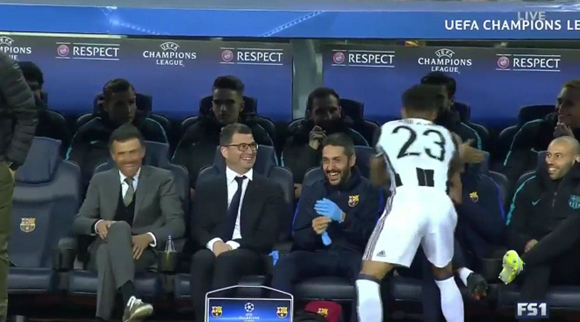 Dani Alves takmer nestihol začiatok zápasu na Nou Campe. Musel sa totiž pozdraviť s lavičkou Barcelony! (VIDEO)