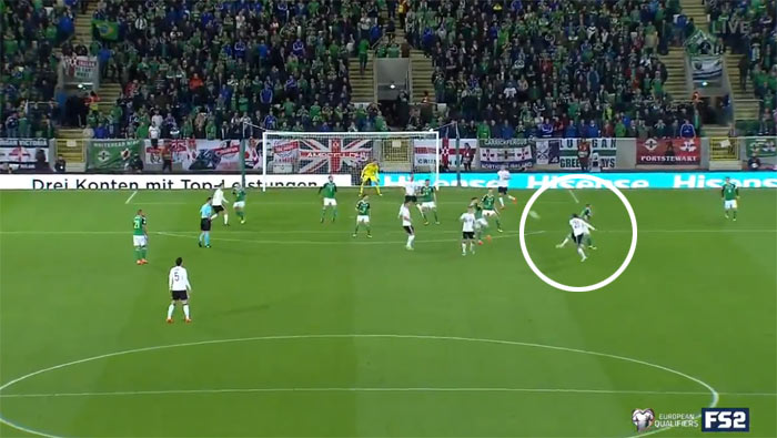 Fantastická delovka z kvalifikácie: Nemec Rudy napriahol proti Severnému Írsku z 25 metrov do vinkľa! (VIDEO)