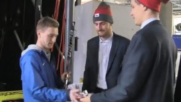 Českí hokejisti sa prišli osobne ospravedlniť mladému správcovi, na ktorého strieľali puky počas rozkorčuľovania! (VIDEO)
