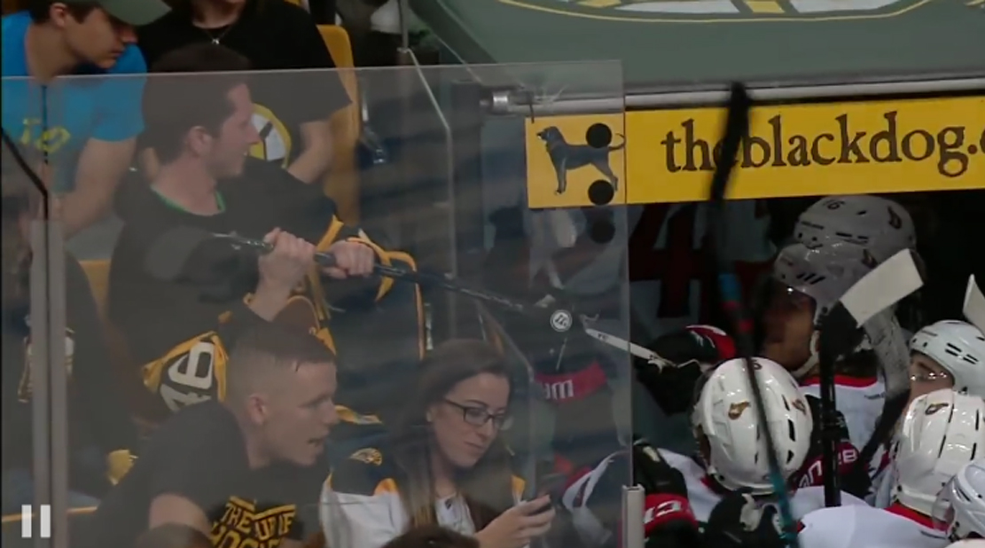 Drzý fanúšik Bostonu chcel chcel ukradnúť hokejku hráčovi Ottawy pri odchode do šatne! (VIDEO)
