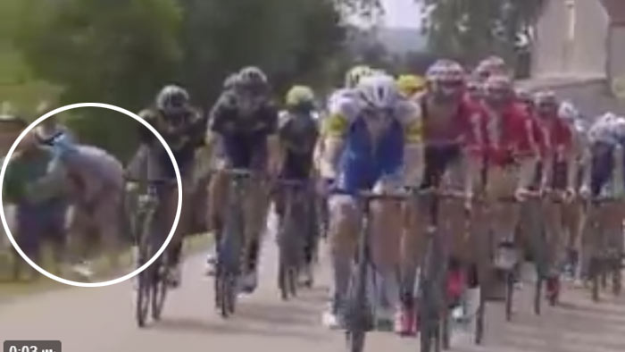 Fanúšik naznačil, čo si myslí o Tour de France. Pri trati stiahol nohavice a ukázal všetkým holý zadok. Jeden z jazdcov ho potom oblial s vodou! (VIDEO)