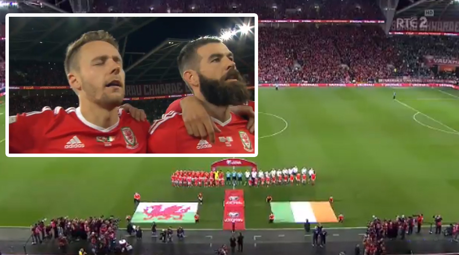 Elektrizujúce zábery: Všetci hráči a vypredaný štadión spieva štátnu hymnu Walesu! (VIDEO)