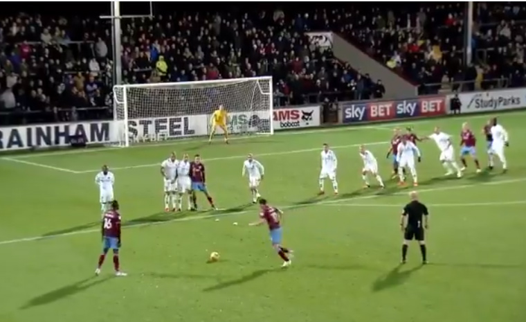 Futbalista anglického Scunthorpe United strelil dva fantastické góly v jednom zápase! (VIDEO)