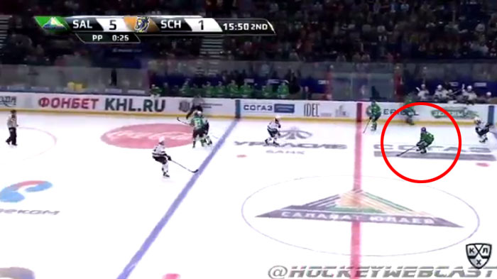 Bývalý obranca z NHL Philip Larsen predviedol v KHL fantastický gól po sóle cez celé klzisko! (VIDEO)