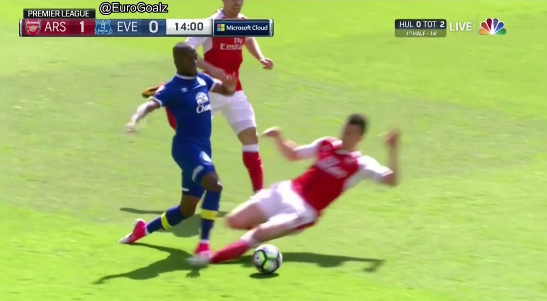 Obranca Arsenalu Koscielny a jeho brutálny zákrok na hráča Evertonu, po ktorom videl okamžite červenú kartu! (VIDEO)