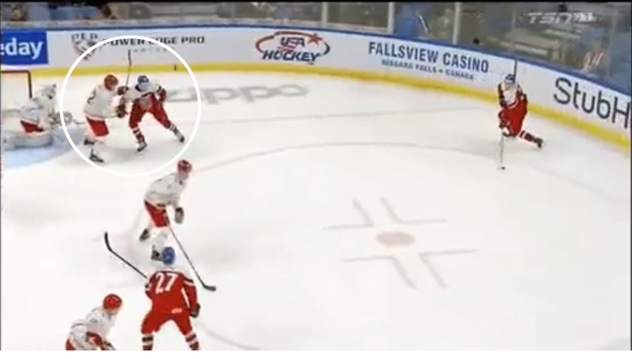 Toto sa nerobí: Zakerný český hokejista úmyselne sekol Bielorusa medzi nohy. Rozhodca to videl a dostal 5 plus do konca zápasu! (VIDEO)