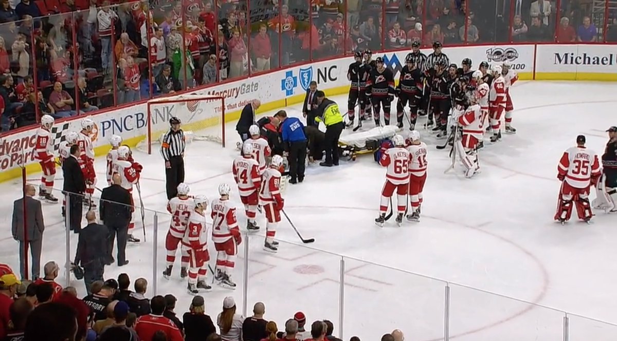 Desivé chvíle v NHL: Brankár Caroliny Eddie Läck dostal úder do hlavy a musel byť transportovaný do nemocnice! (VIDEO)