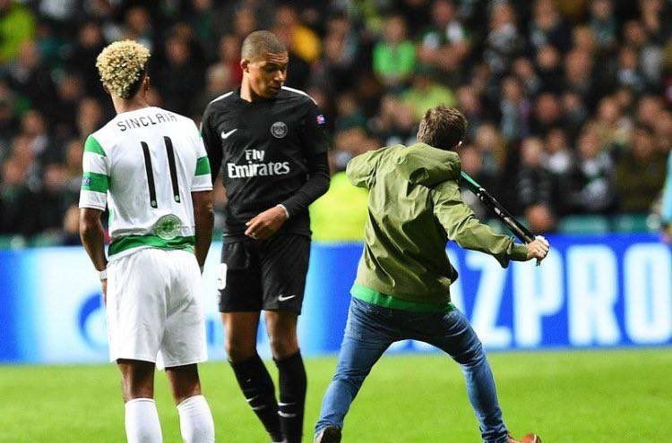 Šialený fanúšik Celticu chcel kopnúť do hviezdu PSG Kyliana Mbappého. Vlastní fanúšikovia ho vybučali! (VIDEO)