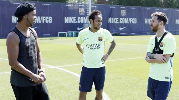 Prekvapenie na tréningu Barcelony: Messiho a spol prišiel pozrieť starý známy Ronaldinho! (VIDEO)