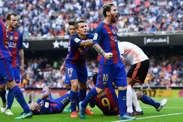 Fanúšikovia Valencie trafili Neymara so Suarezom fľašou do hlavy počas ich oslavy. Messi ich nazval vyje*ancami! (VIDEO)
