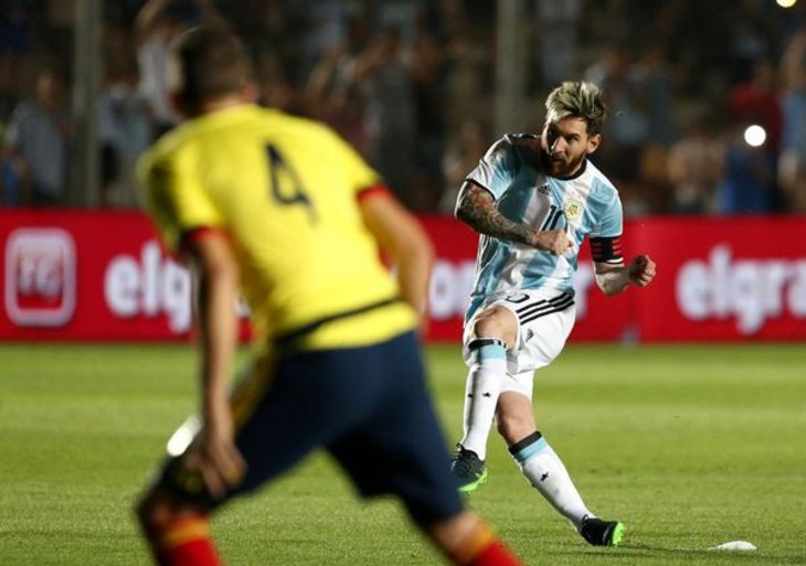 Messi a jeho neskutočne kopnutý priamy kop v kvalifikácii proti Kolumbii! (VIDEO)