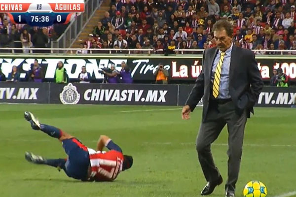 Tréner v Mexiku hitom internetu: Pri postrannej čiare zostrelil futbalistu súpera! (VIDEO)