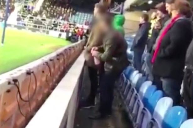 Fanúšik Middlesbrough ukradol brankárovi súpera fľašu s vodou. Vymočil sa do nej a vrátil ju späť! (VIDEO)