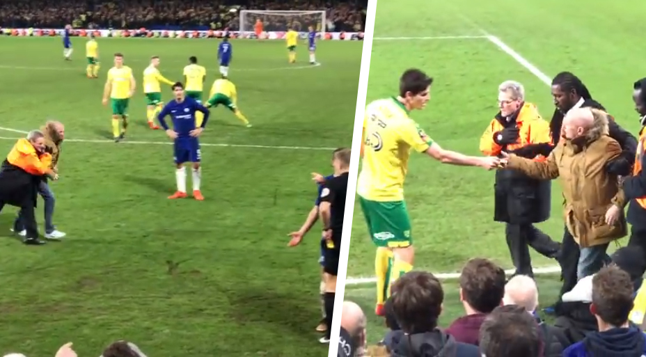 Divák skočil na ihrisko po červenej karte Moratu. Hráč Norwichu mu potom priniesol vypadnutú krabičku s cigaretami! (VIDEO)
