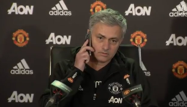 Novinárovi začal počas tlačovky zvoniť na stole telefón. Jose Mourinho mu ho zdvihol! (VIDEO)