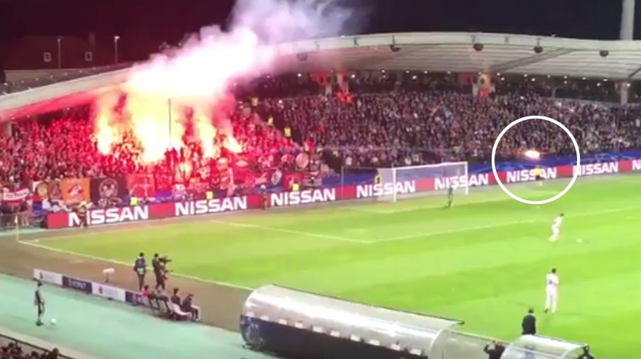 Neskutočné: Fanúšikovia Spartaku Moskva takmer zasiahli svetlicou hlavného rozhodcu, ktorý bol uprostred ihriska! (VIDEO)