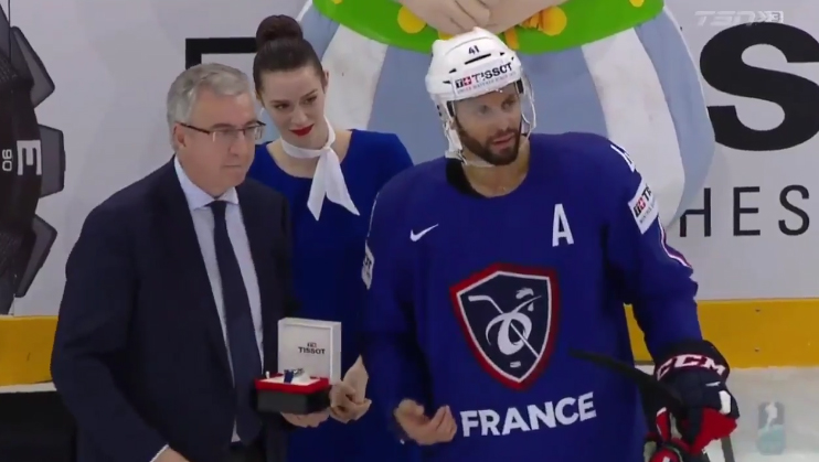 Úžasné gesto: Francúz Bellemare odmietol cenu pre najlepšieho hráča zápasu a venoval ju brankárovi! (VIDEO)
