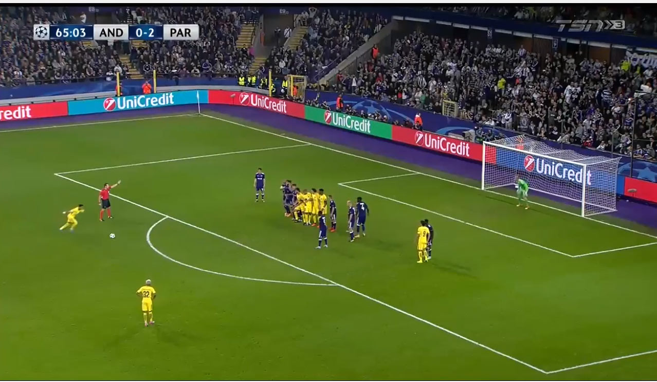 Lišiacky priamy kop Neymara v Lige Majstrov. Brankára Anderlechtu nachytal podkopnutím múru! (VIDEO)