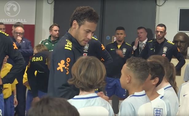 Malý anglický chlapec sa spýtal Neymara pred zápasom, prečo prestúpil do PSG. Pozrite si jeho odpoveď? (VIDEO)