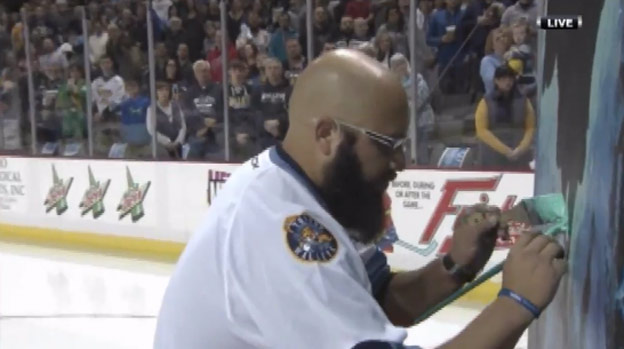 Chlapík posunul spievanie hymny pred hokejovým zápasom na nový level, stihol namaľovať obraz! (VIDEO)