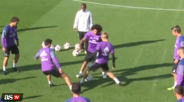 Odegaard to na tréningu v prvom tíme Realu nemá ľahké. V bagu mu behom pár sekúnd nasadili dva-krát jasličky! (VIDEO)