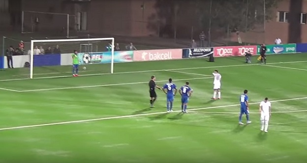 Fair-Play gesto: Rozhodca odpískal vymyslenú penaltu, hráč potom úmyselne prekopol! (VIDEO)