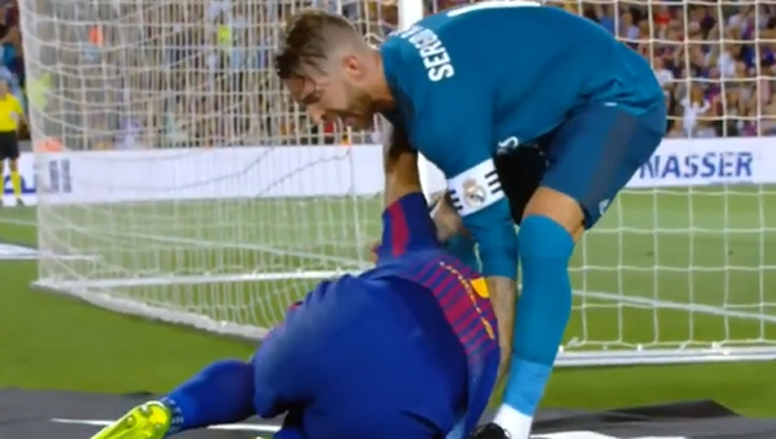 Sergio Ramos sa nemohol pozerať na simulanta Suareza a išiel mu pomáhať vstať! (VIDEO)