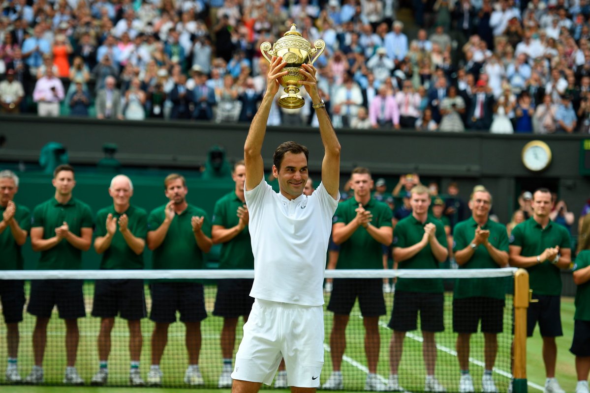 Kráľ  Roger Federer to dokázal: Čiliča sfúkol v troch setoch a získal svoj 8. titul na Wimbledone! (VIDEO)