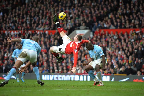 Sedem rokov dozadu strelil Rooney proti Manchestru City gól desaťročia! (VIDEO)