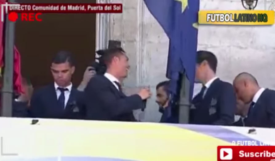 Morata sa hanbil hovoriť pred fanúšikmi počas osláv. Cristiano Ronaldo sa na tom perfektne bavil! (VIDEO)