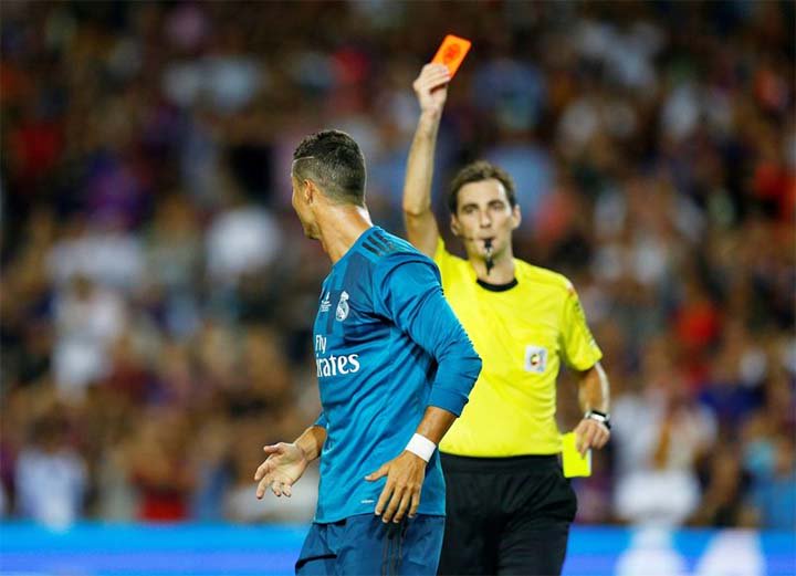 Ronaldove vylúčenie v zápase s Barcelonou. Za sotenie do hlavného rozhodcu mu hrozí trest až na 12 zápasov! (VIDEO)