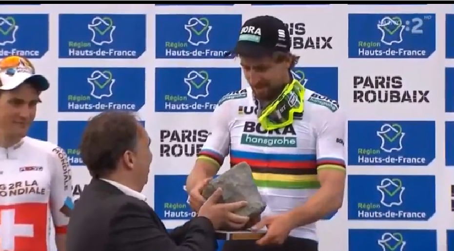 Peťo Sagan si zavtipkoval pri preberaní trofeje pre víťaza Paríž-Roubaix: Dlažobná kocka bola až príliš ťažká! (VIDEO)