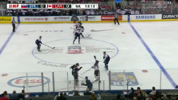 Keď už nič iné, tak aspoň Adam Rúžička parádnym hitom zostrelil kanadského hokejistu! (VIDEO)