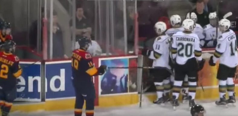Karma zafungovala: Súper mu ukradol hokejku a tak si musel zobrať z ľadu tú jeho. Následne s ňou strelil gól a vrátil mu ju! (VIDEO)