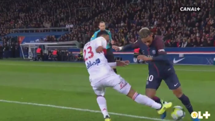 Neymar to nebude mať v Ligue 1 až také jednoduché: Pravý obranca Lyonu ho odstavil fantastickým spôsobom! (VIDEO)