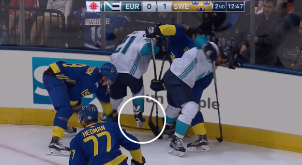 Tomáš Tatar odstavil švédskeho hráč po svojom. Skočil mu korčuľou na hokejku a zlomil ju! (VIDEO)