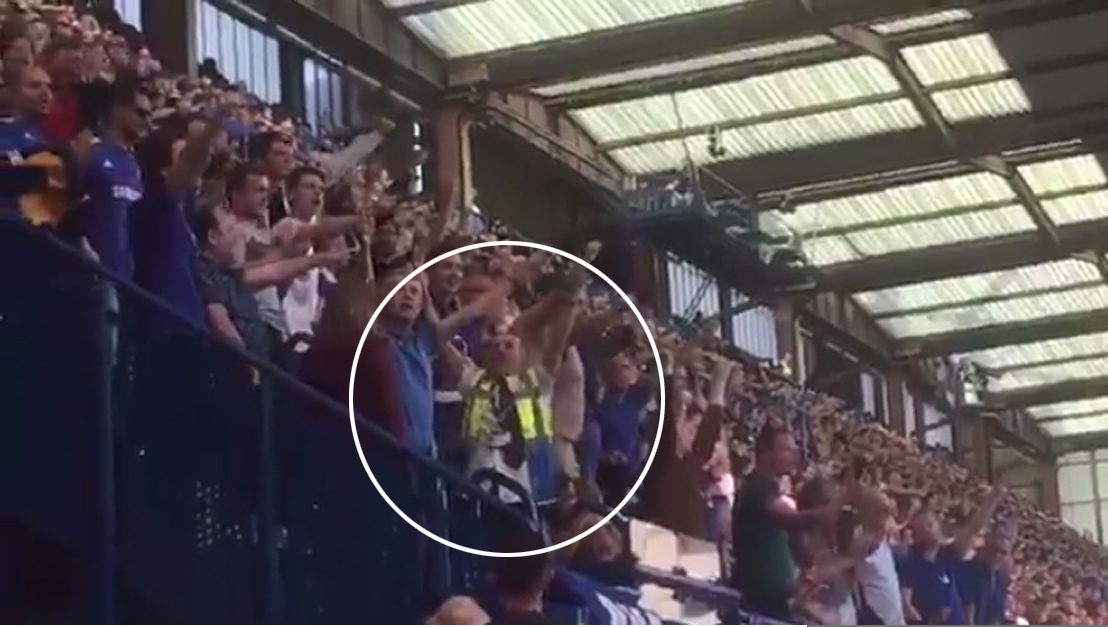 Usporiadateľ z Chelsea išiel do dôchodku. Počas posledného zápasu sa dokonale odviazal a začal spievať a oslavovať s fanúšikmi! (VIDEO)