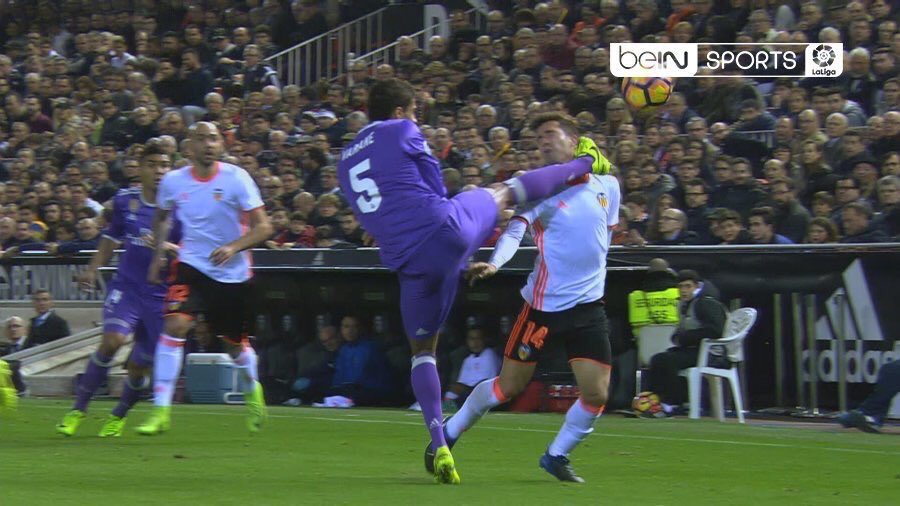 Stopér Realu Varane takmer odkopol hlavu hráčovi Valencie. Dostal iba žltú kartu! (VIDEO)